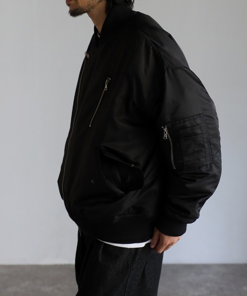 CREARE -LINO-(クレアーレリノ)の「オーバーサイズ ワイドスリーブ キルト中綿 ライダース MA-1<ユニセックス>(MA-1・メンズ・カーキ/ブラック・M/L)」の4枚目の写真