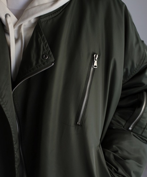 CREARE -LINO-(クレアーレリノ)の「オーバーサイズ ワイドスリーブ キルト中綿 ライダース MA-1<ユニセックス>(MA-1・メンズ・カーキ/ブラック・M/L)」の15枚目の写真
