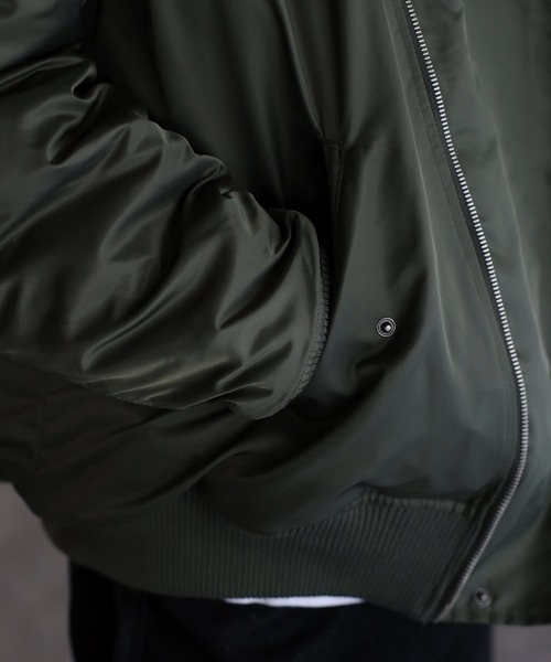 CREARE -LINO-(クレアーレリノ)の「オーバーサイズ ワイドスリーブ キルト中綿 ライダース MA-1<ユニセックス>(MA-1・メンズ・カーキ/ブラック・M/L)」の17枚目の写真