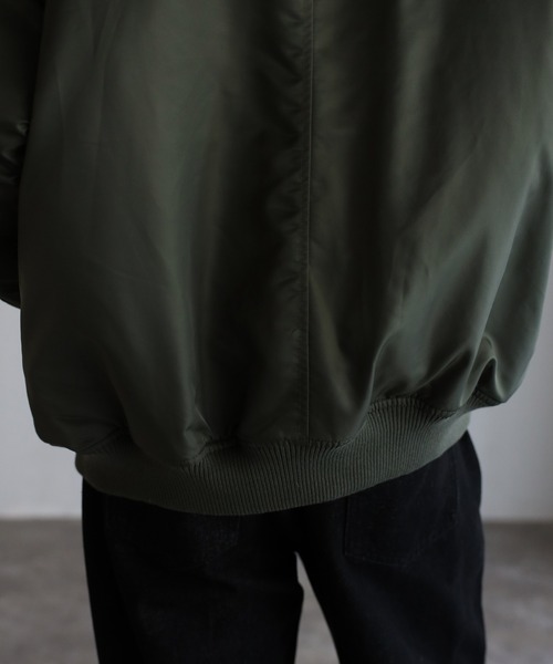 CREARE -LINO-(クレアーレリノ)の「オーバーサイズ ワイドスリーブ キルト中綿 ライダース MA-1<ユニセックス>(MA-1・メンズ・カーキ/ブラック・M/L)」の18枚目の写真