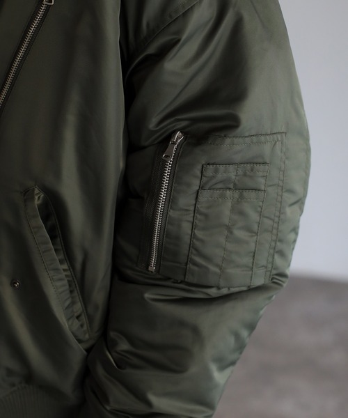 CREARE -LINO-(クレアーレリノ)の「オーバーサイズ ワイドスリーブ キルト中綿 ライダース MA-1<ユニセックス>(MA-1・メンズ・カーキ/ブラック・M/L)」の19枚目の写真