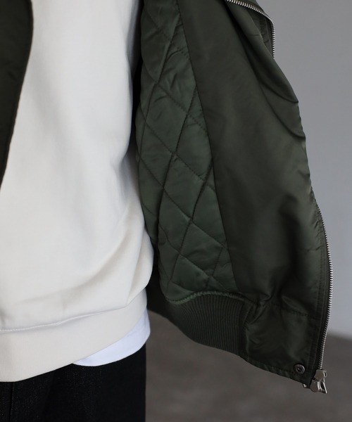 CREARE -LINO-(クレアーレリノ)の「オーバーサイズ ワイドスリーブ キルト中綿 ライダース MA-1<ユニセックス>(MA-1・メンズ・カーキ/ブラック・M/L)」の20枚目の写真