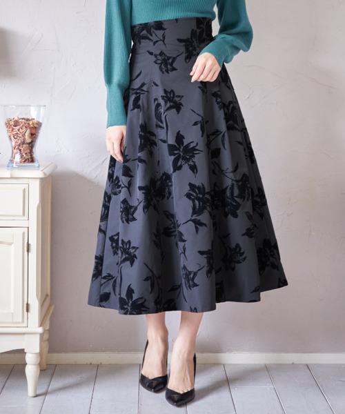 tocco closet（トッコ　クローゼット）の「フロッキーフラワーサイドタックドレープスカート（スカート・レディース・ベージュ/ブラック・M）」の2枚目の写真