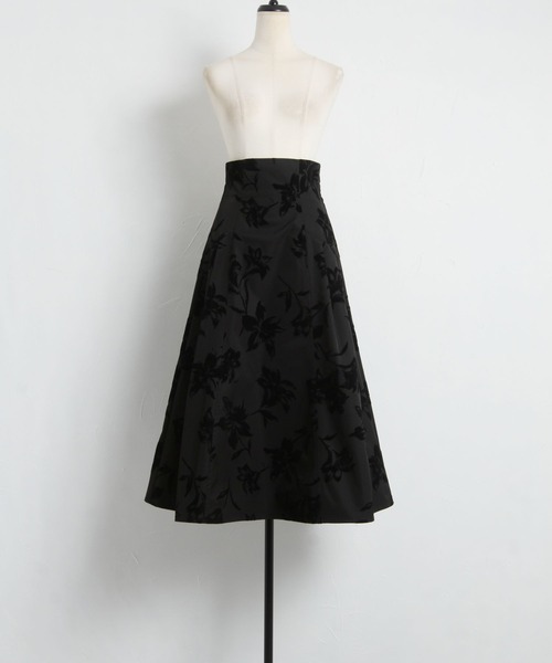 tocco closet（トッコ　クローゼット）の「フロッキーフラワーサイドタックドレープスカート（スカート・レディース・ベージュ/ブラック・M）」の18枚目の写真