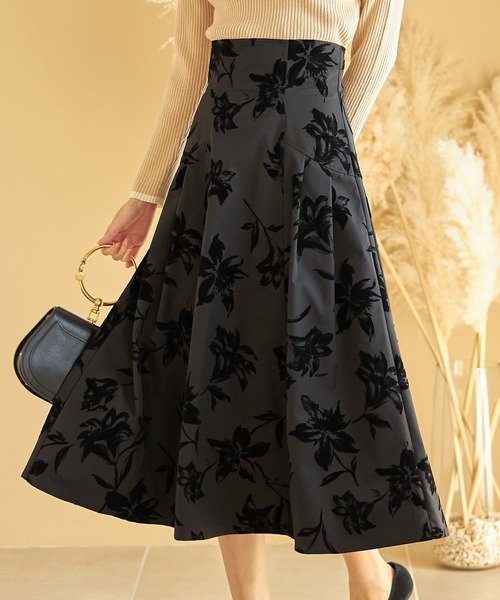 tocco closet（トッコ　クローゼット）の「フロッキーフラワーサイドタックドレープスカート（スカート・レディース・ベージュ/ブラック・M）」の11枚目の写真