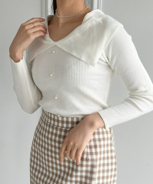 Loueme(ルエム)の「【23S/S 春夏新作】パールボタンデザインビッグカラートップス(ニット/セーター・レディース・ホワイト/ライトブルー/ブラック/ピンク・FREE)」の15枚目の写真