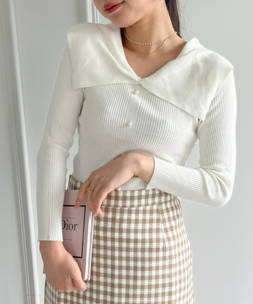 Loueme(ルエム)の「【23S/S 春夏新作】パールボタンデザインビッグカラートップス(ニット/セーター・レディース・ホワイト/ライトブルー/ブラック/ピンク・FREE)」の22枚目の写真