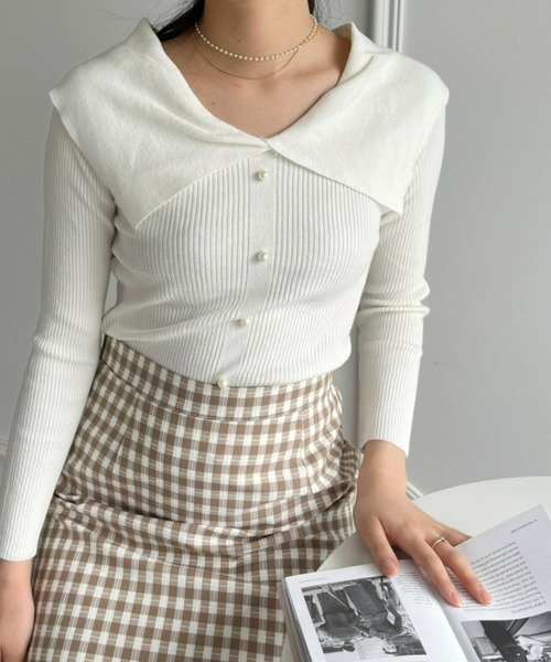 Loueme(ルエム)の「【23S/S 春夏新作】パールボタンデザインビッグカラートップス(ニット/セーター・レディース・ホワイト/ライトブルー/ブラック/ピンク・FREE)」の19枚目の写真