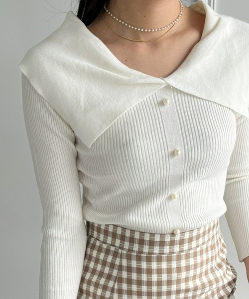 Loueme(ルエム)の「【23S/S 春夏新作】パールボタンデザインビッグカラートップス(ニット/セーター・レディース・ホワイト/ライトブルー/ブラック/ピンク・FREE)」の9枚目の写真