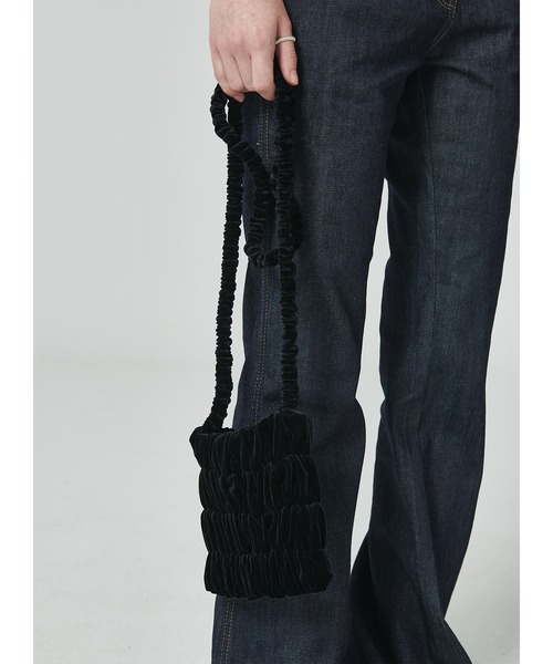 LOW CLASSIC(ロウ クラシック)の「VELVET MINI BAG(ショルダーバッグ・レディース・ブラック・ONE SIZE)」の5枚目の写真