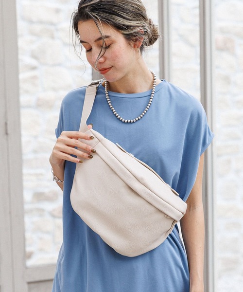 BAYFLOW（ベイフロー）の「ビッグボディーバッグ（ボディバッグ/ウエストポーチ・レディース・ブラック/アイボリー・FREE）」の2枚目の写真