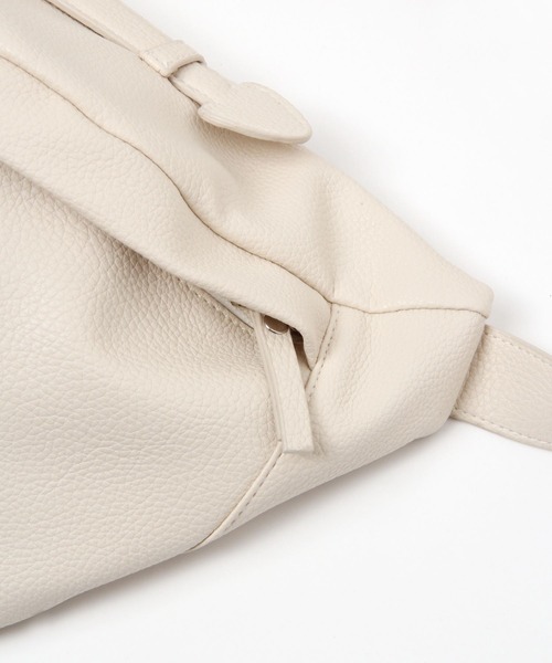 BAYFLOW（ベイフロー）の「ビッグボディーバッグ（ボディバッグ/ウエストポーチ・レディース・ブラック/アイボリー・FREE）」の4枚目の写真