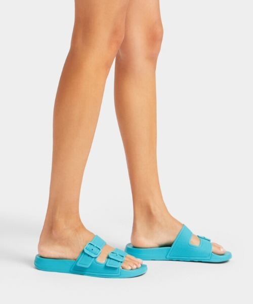 fitflop(フィットフロップ)の「【fitflop】フィットフロップ IQUSHION TWO-BAR BUCKLE SLIDES(サンダル・レディース・バイオレット/サックスブルー/ブラック・US5/US6/US7/US8)」の4枚目の写真