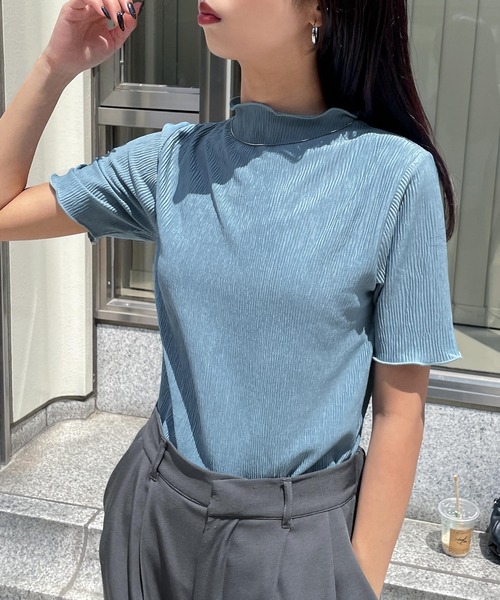 Chillfar(チルファー)の「プチハイネックトップス(Tシャツ/カットソー・レディース・ブルー/ブラック/グレイッシュベージュ/アイボリー・FREE)」の4枚目の写真