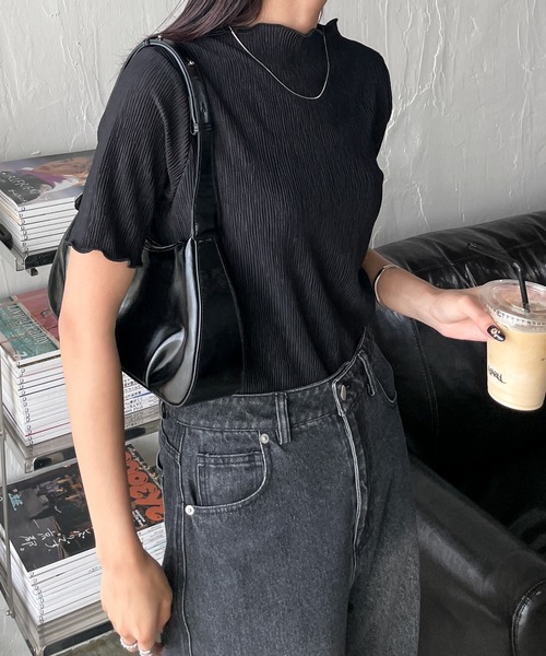 Chillfar(チルファー)の「プチハイネックトップス(Tシャツ/カットソー・レディース・ブルー/ブラック/グレイッシュベージュ/アイボリー・FREE)」の3枚目の写真