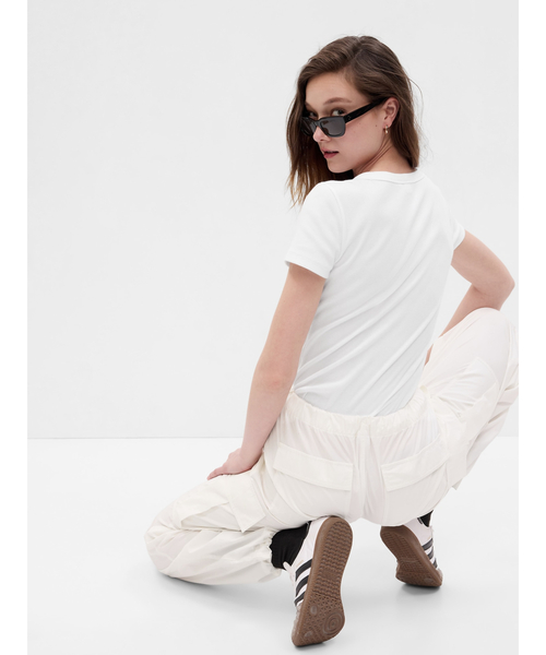 GAP(ギャップ)の「Gapロゴ リブフィット Tシャツ(Tシャツ/カットソー・レディース・ブルー/ホワイト/イエロー/ブラック/グリーン/ピンク・M/S/L/XL/XXS/XS)」の11枚目の写真