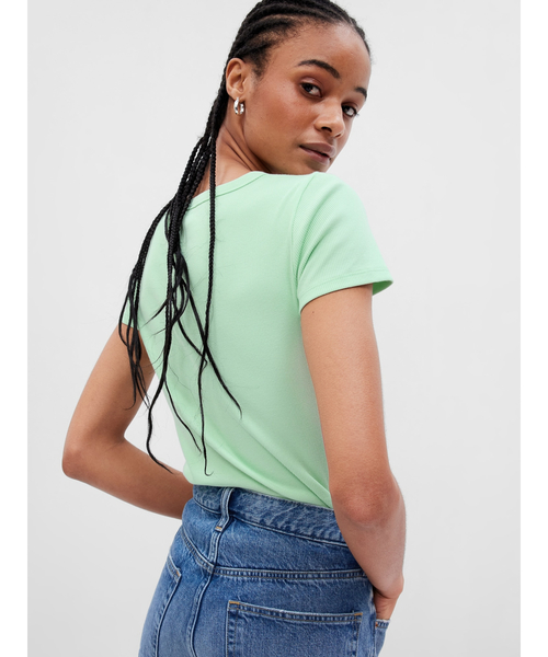 GAP(ギャップ)の「Gapロゴ リブフィット Tシャツ(Tシャツ/カットソー・レディース・ブルー/ホワイト/イエロー/ブラック/グリーン/ピンク・M/S/L/XL/XXS/XS)」の15枚目の写真