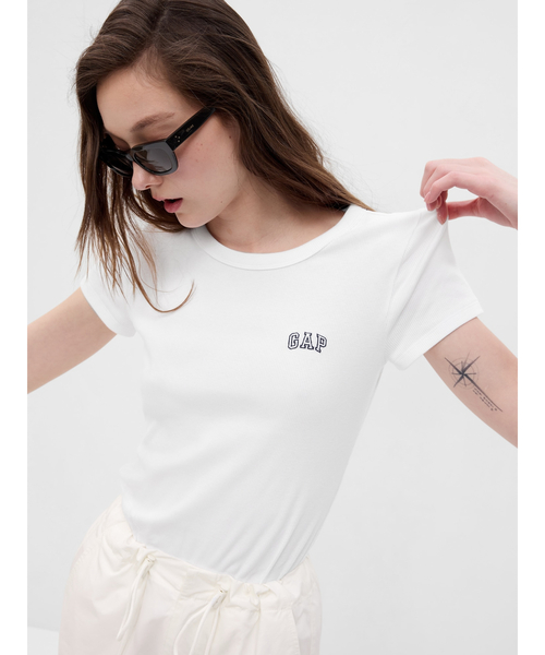 GAP(ギャップ)の「Gapロゴ リブフィット Tシャツ(Tシャツ/カットソー・レディース・ブルー/ホワイト/イエロー/ブラック/グリーン/ピンク・M/S/L/XL/XXS/XS)」の1枚目の写真