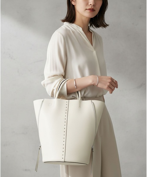 styiro（スタイロ）の「【シルエットが変わる】２WAYスタッズバケツトートバッグ/ショルダー付き（トートバッグ・レディース・ブラック/キャメル/アイボリー・FREE）」の2枚目の写真