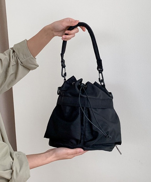 Chaco closet(チャコ クローゼット)の「ドローストリングミリタリーミニショルダーバッグ(ショルダーバッグ・レディース・ベージュ/ホワイト/ブラック/カーキ・FREE)」の3枚目の写真