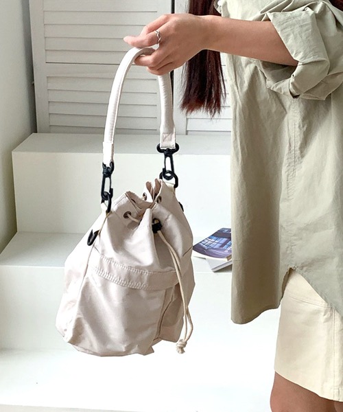 Chaco closet(チャコ クローゼット)の「ドローストリングミリタリーミニショルダーバッグ(ショルダーバッグ・レディース・ベージュ/ホワイト/ブラック/カーキ・FREE)」の19枚目の写真