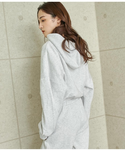 ANAP（アナップ）の「クロップド丈ドロスト裏起毛スウェットパーカー【親子お揃（パーカー・レディース・スミクロ/ベージュ/ライトグレー・FREE）」の21枚目の写真