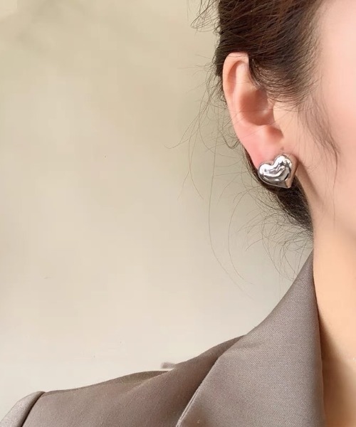 E&C closet…(イーアンドシークローゼット)の「ボリュームハートピアス(ピアス(両耳用)・レディース・シルバー/ゴールド・FREE)」の3枚目の写真