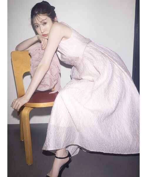 dazzlin（ダズリン）の「バックボリュームヘプバーンワンピース（ドレス・レディース・オフホワイト/ピンク/ブラック・SMALL/MEDIUM）」の4枚目の写真