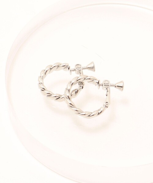 NOLLEY’S Sophi（ノーリーズソフィ）の「ツイストG型イヤリング（イヤリング・レディース・シルバー/ゴールド・FREE）」の6枚目の写真