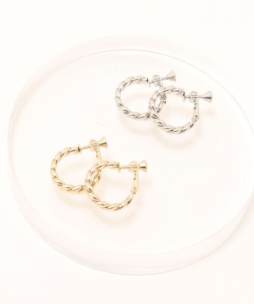 NOLLEY’S Sophi（ノーリーズソフィ）の「ツイストG型イヤリング（イヤリング・レディース・シルバー/ゴールド・FREE）」の11枚目の写真