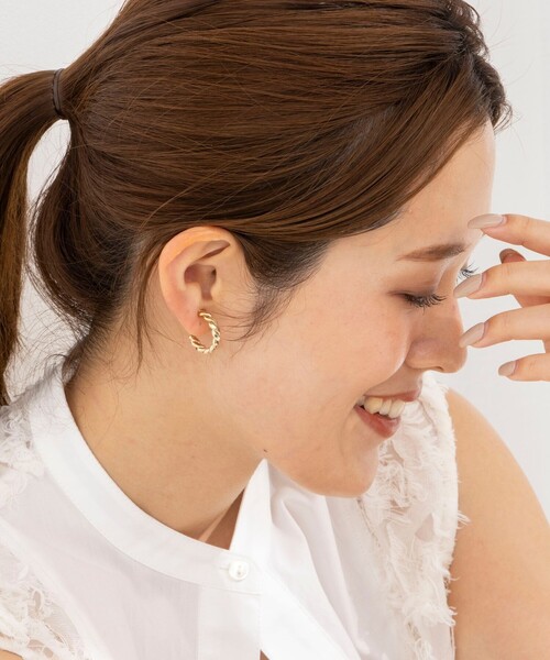 NOLLEY’S Sophi（ノーリーズソフィ）の「ツイストG型イヤリング（イヤリング・レディース・シルバー/ゴールド・FREE）」の13枚目の写真