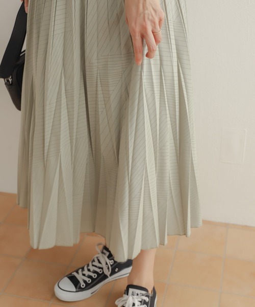 URBAN RESEARCH DOORS（アーバンリサーチドアーズ）の「オパール加工変形プリーツスカート（スカート・レディース・ミント/オフホワイト・MEDIUM）」の20枚目の写真