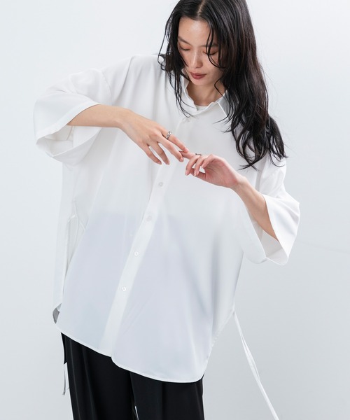 JUNRED(ジュンレッド)の「【 UNISEX 】スリットコードハーフスリーブシャツ(シャツ/ブラウス・メンズ・ホワイト/ブラック/サックスブルー・M/L/S)」の1枚目の写真
