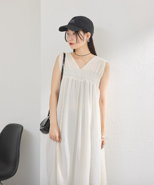 Kastane（カスタネ）の「【2サイズ展開/WEB限定】シャーリングノースリワンピース（ワンピース・レディース・ブラック/アイボリー・1/0）」の4枚目の写真