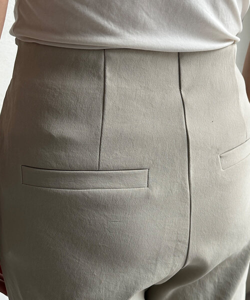 DouDou(ドゥドゥ)の「センタータックパンツ(その他パンツ・レディース・ブラック/グレイッシュベージュ・38/36)」の16枚目の写真