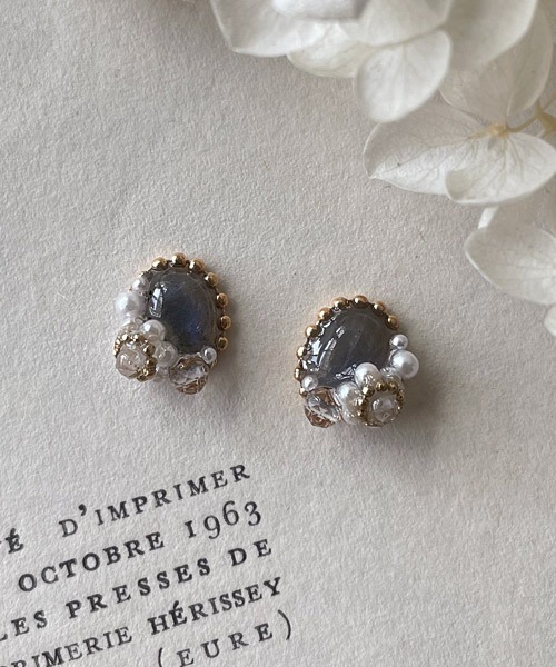 tone（トーン）の「【mallelabrocante/マルラブロカント】14kgf　2種の天然石とヴィンテージパールのオーバルプチフラワーピアス（ピアス（両耳用）・レディース・ホワイト/ブラック/グレー・FREE）」の3枚目の写真
