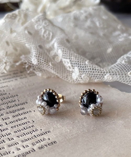 tone（トーン）の「【mallelabrocante/マルラブロカント】14kgf　2種の天然石とヴィンテージパールのオーバルプチフラワーピアス（ピアス（両耳用）・レディース・ホワイト/ブラック/グレー・FREE）」の8枚目の写真