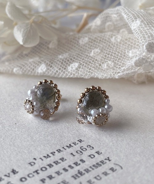tone（トーン）の「【mallelabrocante/マルラブロカント】14kgf　2種の天然石とヴィンテージパールのオーバルプチフラワーピアス（ピアス（両耳用）・レディース・ホワイト/ブラック/グレー・FREE）」の12枚目の写真