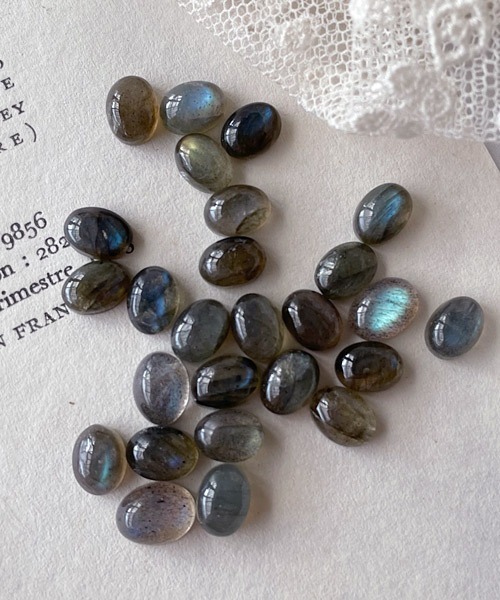 tone（トーン）の「【mallelabrocante/マルラブロカント】14kgf　2種の天然石とヴィンテージパールのオーバルプチフラワーピアス（ピアス（両耳用）・レディース・ホワイト/ブラック/グレー・FREE）」の14枚目の写真