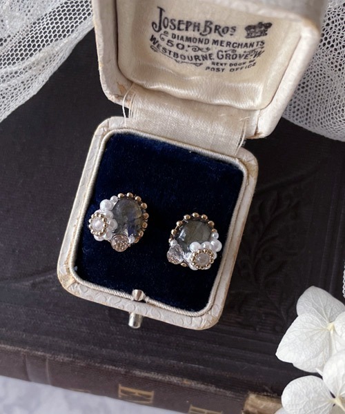 tone（トーン）の「【mallelabrocante/マルラブロカント】14kgf　2種の天然石とヴィンテージパールのオーバルプチフラワーピアス（ピアス（両耳用）・レディース・ホワイト/ブラック/グレー・FREE）」の15枚目の写真