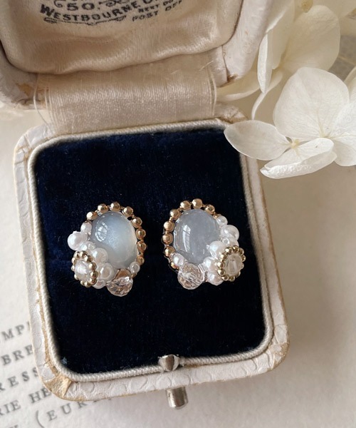 tone（トーン）の「【mallelabrocante/マルラブロカント】14kgf　2種の天然石とヴィンテージパールのオーバルプチフラワーピアス（ピアス（両耳用）・レディース・ホワイト/ブラック/グレー・FREE）」の4枚目の写真