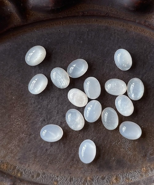 tone（トーン）の「【mallelabrocante/マルラブロカント】14kgf　2種の天然石とヴィンテージパールのオーバルプチフラワーピアス（ピアス（両耳用）・レディース・ホワイト/ブラック/グレー・FREE）」の5枚目の写真