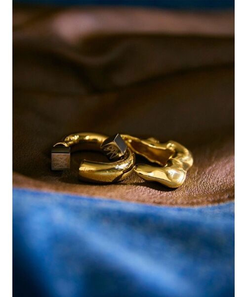 MURUA(ムルーア)の「【YUKKO】2WAYアシメピアス(ピアス(両耳用)・レディース・ゴールド・FREE)」の4枚目の写真