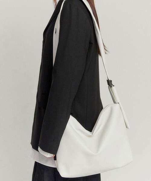 florist(フローリスト)の「【防水・軽量】アシンメトリーワンショルダーバッグ(ショルダーバッグ・レディース・ブラック/ホワイト・FREE)」の2枚目の写真