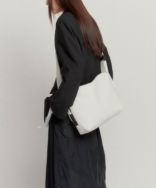 florist(フローリスト)の「【防水・軽量】アシンメトリーワンショルダーバッグ(ショルダーバッグ・レディース・ブラック/ホワイト・FREE)」の9枚目の写真