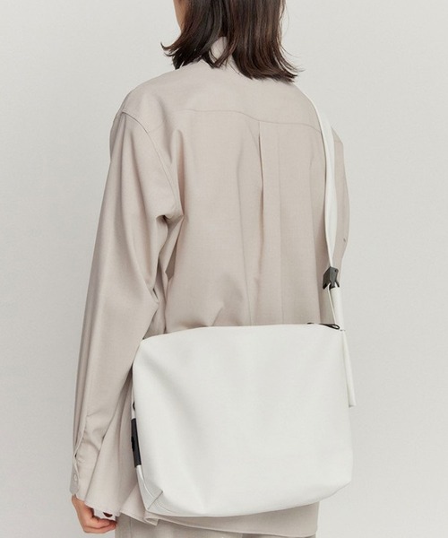 florist(フローリスト)の「【防水・軽量】アシンメトリーワンショルダーバッグ(ショルダーバッグ・レディース・ブラック/ホワイト・FREE)」の10枚目の写真