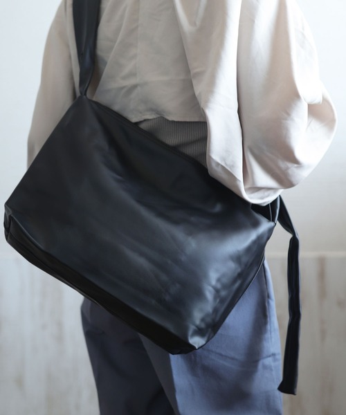 florist(フローリスト)の「【防水・軽量】アシンメトリーワンショルダーバッグ(ショルダーバッグ・レディース・ブラック/ホワイト・FREE)」の5枚目の写真