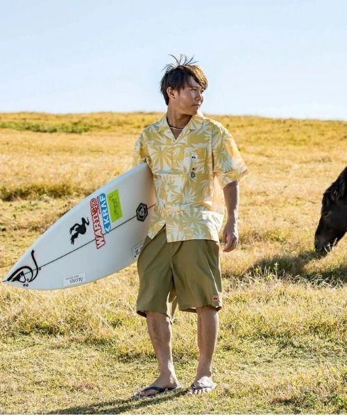 Quiksilver(クイックシルバー)の「FUN SURF SHIRTS/クイックシルバー半袖総柄シャツ(シャツ/ブラウス・メンズ・ブルー/イエロー・MEDIUM/LARGE/X-LARGE)」の2枚目の写真
