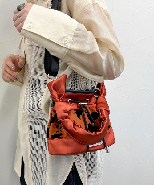 OUTDOOR PRODUCTS（アウトドアプロダクツ）の「【OUTDOOR PRODUCTS /アウトドアプロダクツ】サテンフロッキードロストバッグ（ショルダーバッグ・レディース・ブラック/レッド・FREE）」の3枚目の写真