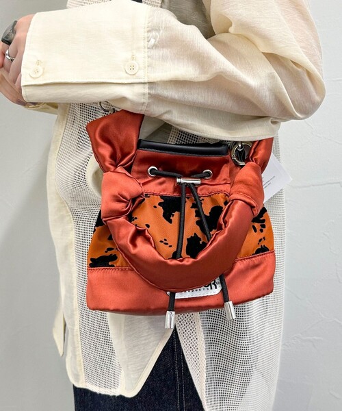 OUTDOOR PRODUCTS（アウトドアプロダクツ）の「【OUTDOOR PRODUCTS /アウトドアプロダクツ】サテンフロッキードロストバッグ（ショルダーバッグ・レディース・ブラック/レッド・FREE）」の4枚目の写真